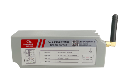 佰馬BM-DK-CAT500系列單/雙燈控制器，基于4G/Cat.1通信技術(shù)，具有易實(shí)施、免布線、工作可靠、易于維護(hù)等優(yōu)點(diǎn)，擁有燈具數(shù)據(jù)采集監(jiān)測(cè)、在線管理、外接擴(kuò)展等功能，主要應(yīng)用于隧道照明、道路照明、園區(qū)照明、港口照明、商業(yè)照明等